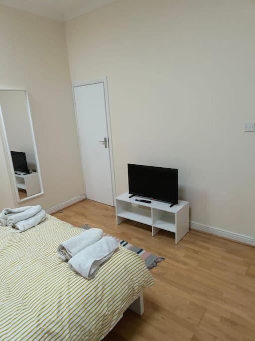 Whole Flat Close To Wembley Apartment *