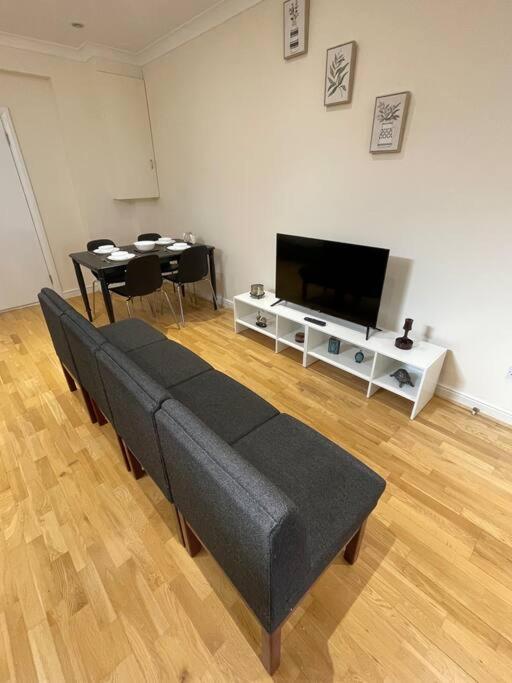 Whole Flat Close To Wembley Apartment