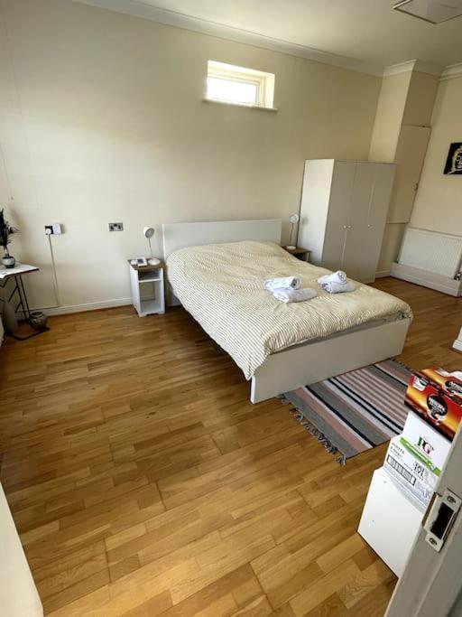 Whole Flat Close To Wembley Apartment *